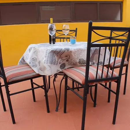 بيت للعطل Agradable Casa Con Patio Y Terraza En El Centro إل كامبيلو